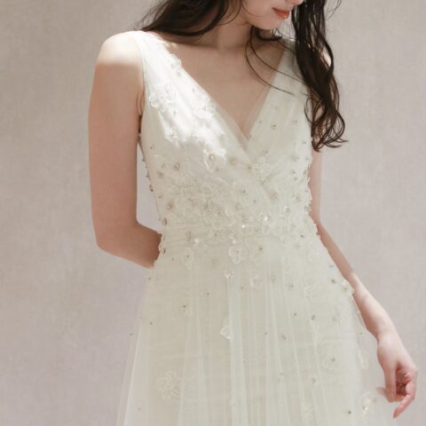 リズマルチネスの新作ウェディングドレスは華やかな中東のビーディングが美しいVネックのウェディングドレス